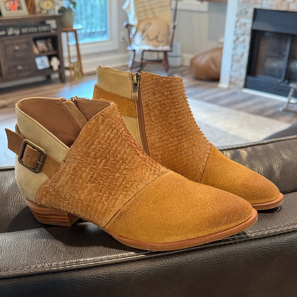 NWOT Antelope Brown and Cream Textured Ankle Boots